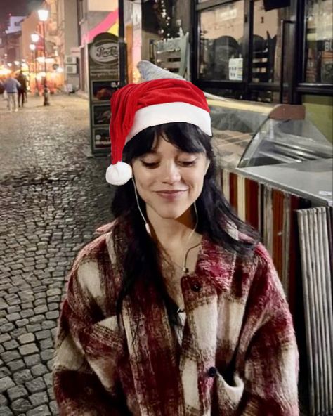 Christmas Jenna Ortega, Foto Jenna Ortega, Jenna Ortega Christmas Pfp, Jenna Ortega Christmas, Jenna Ortega Pfp, Ken Stott, Jena Ortega, Stunt Woman, Baby Cooking