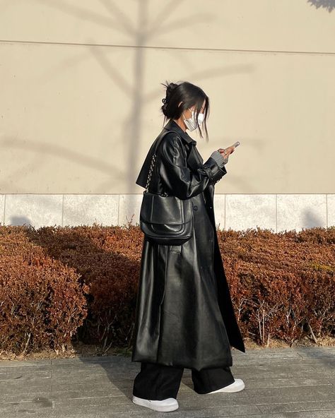 Bookcore Style, Asian Winter Fashion, Korean Black Fashion, Minimalist Korean Fashion, Winter Fashion Outfits Casual, Tomboy Style Outfits, Looks Street Style, Coat Outfits, Tomboy Fashion