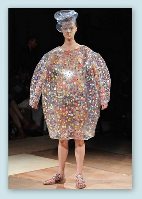 This dress that looks like a balloon full of Smarties. | 26 Ludicrous Catwalk Fashions Japan Fashion Week, Ugly Fashion, Crazy Dresses, Easter Dresses For Toddlers, Ugly Outfits, Bad Fashion, 일본 패션, Stylish Winter Outfits, Crazy Outfits