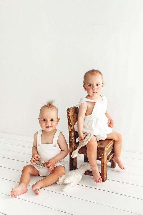 twins babies One Year Twin Photo Shoot, Twin Sitter Session, Twin Baby Family Photos, One Year Old Twins Photo Shoot, Twin 1 Year Photoshoot, Twin 1st Birthday Photoshoot, Twins 6 Month Photoshoot, 1 Year Twins Photo Shoot, Twin One Year Photoshoot