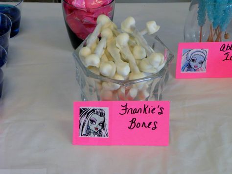 Monster High Party Snacks:  Frankie's Bones.  Pretzels with mini marshmallows on each end and dipped in white chocolate. Monster High Food Ideas, Monster High Snacks, Monster High Party Food, Monster High Food, Monster High Birthday Party, Monster High Party, Covered Pretzels, 9th Birthday Parties