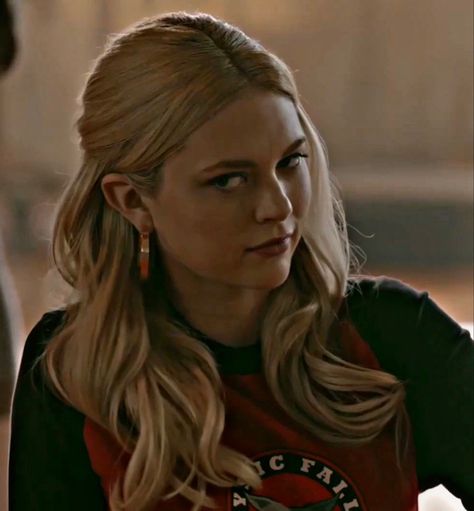 Josie And Lizzie Saltzman, Lizzie Saltzman Icons, Legacies Lizzie, Lizzie And Josie, Tvdu Characters, Rebecca Breeds, Jenny Boyd, Lizzie Saltzman, Tvdu Cast