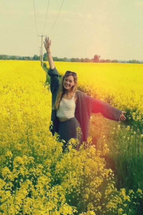 Yellow Flower Photoshoot, Mustard Field Photoshoot, Yellow Flower Field Photoshoot, Flower Feild Pics Poses, Field With Yellow Flowers, Senior Pictures Boy Poses, Yellow Flower Field Aesthetic, Senior Picture Makeup, Hippy Fashion