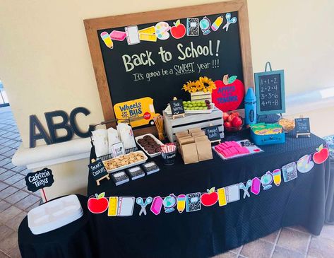 Teacher Graduation Party, Back To School Party Ideas, Back To School Displays, School Party Ideas, Teacher Party, Back To School Breakfast, School Pto, School Boxes, School Breakfast