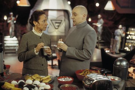 The best part in the movies (for me) --Frau: You know I will never love another man. --Dr. Evil: *knowing Frau becomes a lesbian later on* Yes that's true. L.O.frickin.L. The Spy Who Shagged Me, Earth Girls Are Easy, Make Up Costume, Dr Evil, Diy Halloween Costume Ideas, Mike Myers, Fun Costumes, Cookies And Milk, New Line Cinema