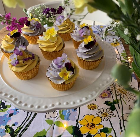 Edible Flower Cupcakes Ideas, Cupcakes With Real Flowers On Top, Garden Party Cupcake Ideas, Wild Flower Wedding Cupcakes, Edible Flowers On Cupcakes, Fresh Flower Cupcakes, Real Flower Cupcakes, Cupcakes With Real Flowers, Cupcakes With Fresh Flowers