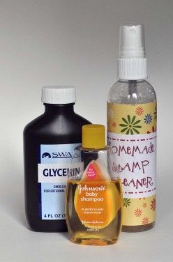 Home made rubber stamp cleaner, conditioner, keeps rubber pliable. •8 oz spritzer bottle  •2 Tablespoons of liquid glycerin  •1 Tablespoon of baby shampoo  •7 oz distilled water Water Iris, The Frugal Crafter, Homemade Stamps, Make Your Own Stamp, Diy Stamps, Cleaner Recipes, Card Making Tips, Baby Shampoo, Diy Stamp