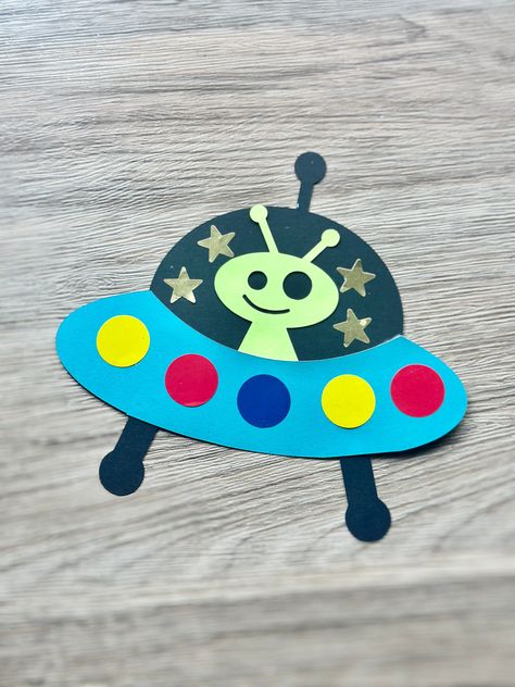 Crafty Creations: Paper Fun for All Ages! Kids Art Space, Alien Crafts, Camp Crafts, Summer Camp Crafts, Art Cart, Preschool Arts And Crafts, Steam Activities, Glue Pen, Art & Craft Kit