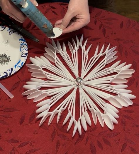 Pamela Plastic Spoon Christmas Tree, Spoon Craft Ideas, Wood Christmas Star Diy, Spoon Snowflake, Spoon Art Diy, Snowflake Centerpieces Dollar Stores, Dollar Tree Wooden Snowflake, Diy Christmas Decorations Dollar Store Snowflake Wreath, Snowflake Wreath Dollar Store