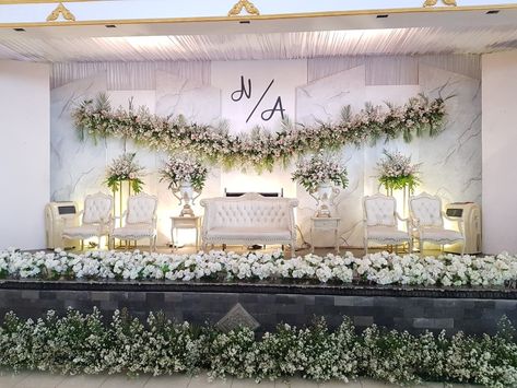 Background Nikah, Wedding Decoration Checklist, Winter Wonderland Wedding Theme, Wonderland Wedding Theme, Nikah Decor, Wedding Stage Decor, Reception Backdrop, Minimalist Wedding Decor, Wedding Reception Backdrop