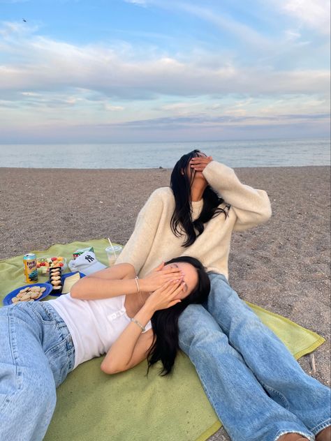 #fashion #aesthetic #toronto #uoft #picinspo #picideas #ootd #uggs #besties #picnic #beach Beach Picnic Outfit, Picnic Poses, Aesthetic Toronto, Date Outfit Summer, Beach Date, Picnic Beach, Summer Dates, Beach Activities, Friend Poses