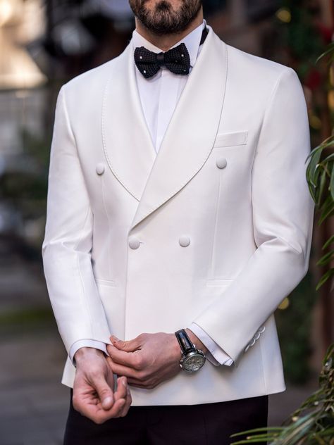 Three Piece Suit Wedding, Tuxedo Groom, Dapper Suits, Double Breasted Tuxedo, Men's Tuxedo, Timeless Outfits, White Tuxedo, Off White Mens, Lapel Jacket