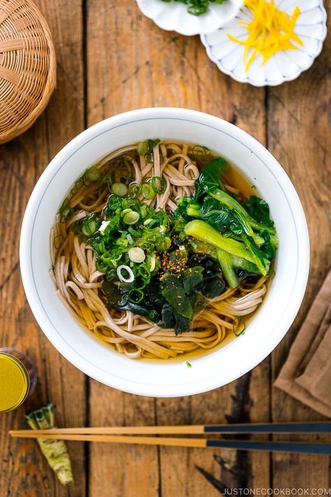 Japanese Vegetarian Recipes, Soba Noodle Soup, Soba Soup, Soba Noodles Soup, Vegetarian Japanese, Soba Noodles Recipe, Asian Soups, Soup Video, Wakame Seaweed