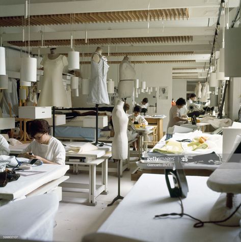 News Photo : Atelier de couture chez Courrèges, circa 1960 à... Atelier Interior, Design Studio Workspace, Fashion Dream Job, Sewing Factory, Fashion Designer Studio, Sewing Room Design, Clothing Studio, Design Textile, Sewing Studio