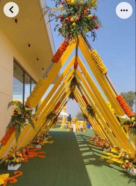 Haldi Entrance Decoration Ideas, Haldi Entrance Decor, Mehendi Decoration Ideas, Haldi Function Decoration, Reception Decoration Ideas, Haldi Decoration Ideas, Haldi Ceremony Decorations, Small Wedding Decor, Wedding Decorations Ideas