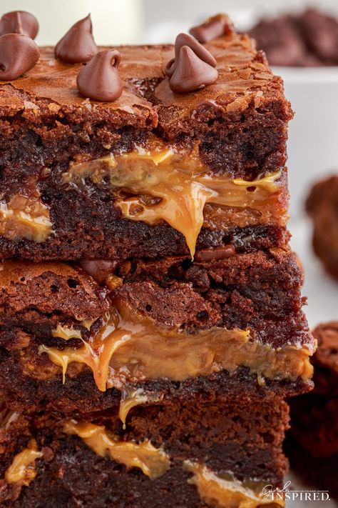 These brownies are layered with a fudgy batter and creamy caramel that is the ultimate dessert especially when you top them with a scoop of ice cream. Easy Caramel Brownies, Caramel Deserts, Caramel Brownies Recipe, Chocolate Caramel Brownies, Salted Caramel Frosting, Scoop Of Ice Cream, Easy Caramel, Salted Caramel Brownies, Creamy Caramel