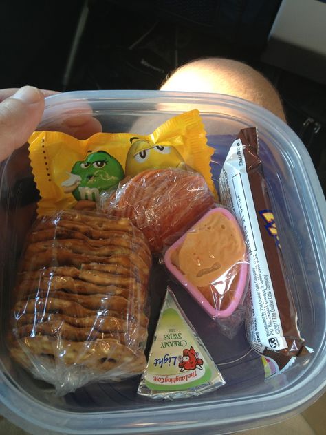 Airplane Bento | The Office Bento - Bento made for an airplane snack. Includes: Pretzels, M, pepperoni, humus, cheese and a granola bar. #travel #airtravel Airplane Snacks, Healthy Travel Snacks, Travel Hacks Airplane, Airplane Food, Travel Snacks, Healthy Travel, Southwest Airlines, Airplane Travel, Granola Bars