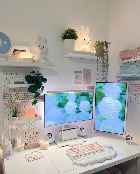 Happy Saturday Friends!! ᡣ𐭩 •｡ꪆৎ ˚⋅ Added some new additions to my setup and switched my monitor stands back. Feeling happy with how to looks… at least for now 😅 Lovely Partners: @cozymeg @nhu_hugs @shai.daily @teal.days @windiaries_ @blosssom.space • • • • • Tags ♡ | desk setup | desk inspiration | soft aesthetic| soft girl vibe | cozy gaming | cozy vibes | pc setup | cozy gamer | cute desk | #gamingsetup #desksetupideas #cozydesksetup #deskgram Clean Computer Setup, Cozy Gamer Girl Aesthetic, Cosy Gaming Setup, Gaming Computer Room, Purple Desk, Girl Desk, Cozy Desk, Simple Desk, Desk Inspiration