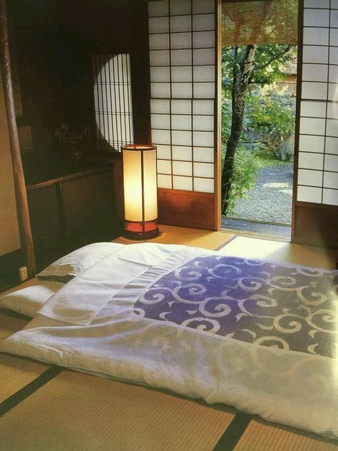 Japan - Futon bedding on tatami mat floor with open shoji screen Traditional Japanese House Interiors, Japanese House Interior, Japanese Style Bedroom, Futon Decor, Japanese Bedroom, Japanese Home Design, Japanese Futon, Japanese Style House, Traditional Japanese House