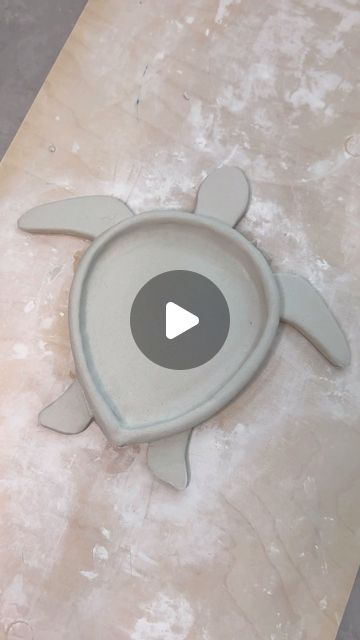 Sea Turtle Pottery Ceramics, Turtle Pottery Ideas, Turtle Clay Ideas, Air Dry Clay Tray Ideas, Clay Turtle Easy, Airdryclay Ideas Simple, Simple Clay Ideas, Hand Built Pottery Ideas, Airdryclay Ideas