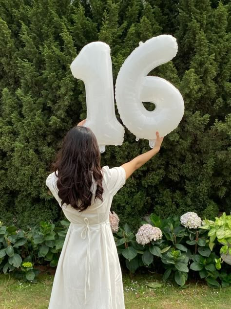 Sweet 16 Pictures, Sweet 16 Photos, Sweet Sixteen Birthday Party Ideas, 17th Birthday Ideas, Balloon Pictures, Simple Birthday Decorations, 21st Birthday Photoshoot, Cute Birthday Pictures, Birthday Ideas For Her