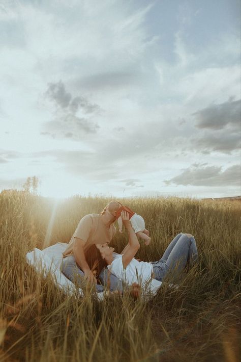 Family Pics With Newborn Outside, Outside Family Newborn Pictures, Fall Newborn Photography Family, Family Photo Poses With Infant, Summer Newborn Family Pictures, Newborn Family Of 3 Photos, Family Photo Infant, Family Photos In Field Summer, Family Pics With Infant