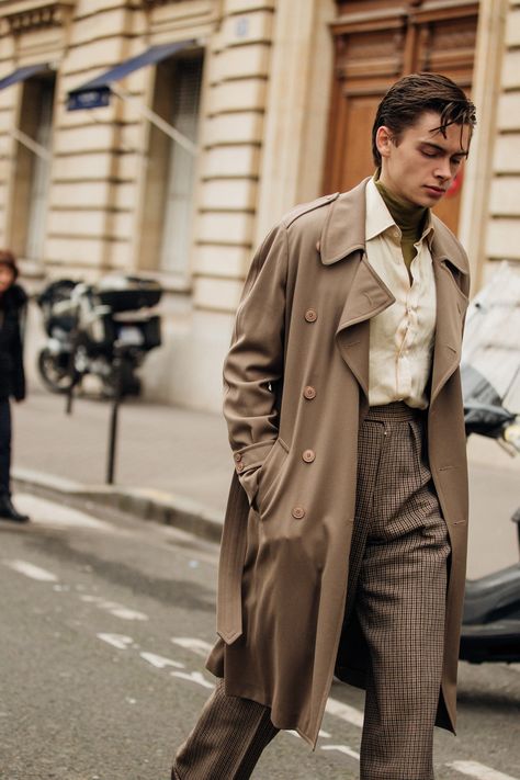 Germany Mens Fashion, Trench Coat Layering Outfit, Layering Men Outfits, Paris Outfits Men, British Mens Fashion, Masculinity Quotes, Paris Mood, Paris Mens Fashion, British Style Men