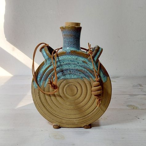 Ceramic Bottles Ideas, Ceramics Bottle, Ceramic Gift Ideas, Ceramic Flask, Ceramic Bottles, Colored Clay, Eco Friendly Accessories, Earthenware Pottery, Pot Ceramic