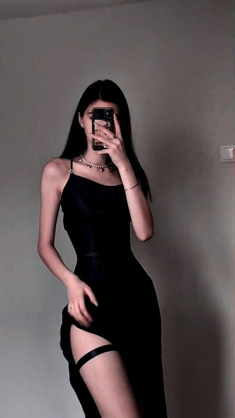 Dilk Dress, Short Black Dress Aesthetic, Short Tight Dress Outfit, Tight Dress Outfit Baddie, Mafia Dress, Dress Outfits Party, Tight Dress Outfit, Classy Prom Dresses