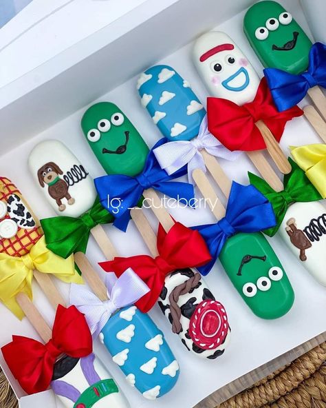 Toy Story Cakesicles, Disney Cakesicles, Donut Decor, Sweets Ideas, Cake Pop Designs, Toy Story Baby, Cake Pop Decorating, Donut Decorations, Toy Story Theme