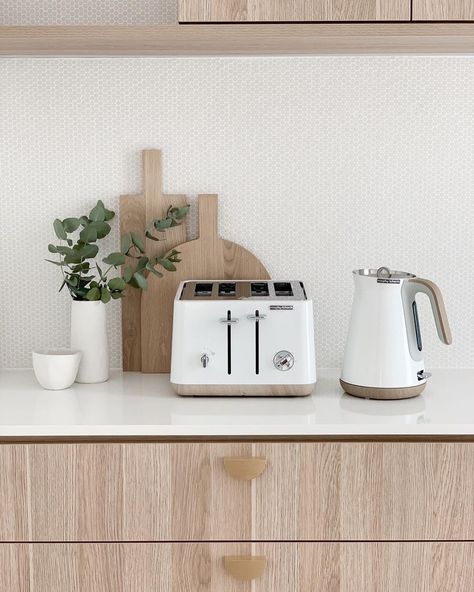 Design, Styling + Reno Tips on Instagram: “• GIVEAWAY • @morphyrichardsau Aspect Scandi Kettle and Toaster 👯‍♀️ ⠀⠀⠀⠀⠀⠀⠀⠀⠀ We all know how important that first cup of tea or coffee is…” Scandi Farmhouse, Reno Tips, Kitchen Countertop Decor, Kitchen Appliances Design, Kettle And Toaster Set, Countertop Decor, Kitchen Organisation, Kettle And Toaster, Small Kitchen Decor