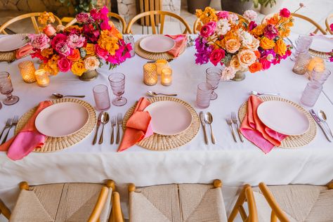 Long wedding table with lovely floral decorations | Flower wedding decor | Mexico wedding planner | Look at me brides | Wedding table setting | Wedding style | Wedding details | Wedding preparation Elegant Colorful Wedding, Colorful Wedding Table, Flower Wedding Decor, Table Setting Wedding, Orange And Pink Wedding, Bridesmaid Brunch, Long Table Wedding, Los Cabos Wedding, Bridal Shower Inspo