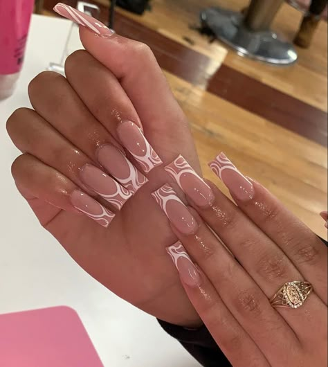 Different French Tip Nails, Nail Inspo Designs, French Tip Nails With Design, Stylish Acrylic Nails, Nails Art Simple, Nail Art 2022, Design Nails Art, Nail Art Aesthetic, Nail Art Trendy