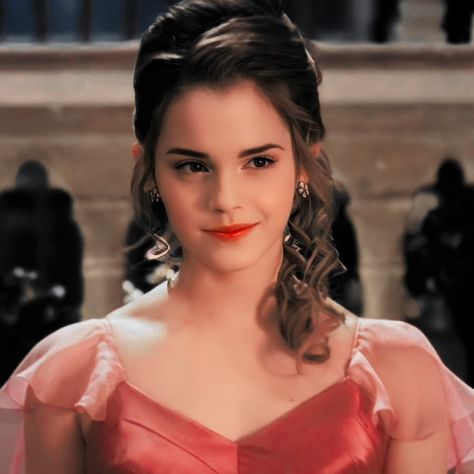 Hermione Granger Yule Ball Aesthetic, Hermione Granger Yule Ball Hair, Hermione Granger Hairstyles, Yule Ball Hairstyles, Yule Ball Aesthetic, Hermione Granger Yule Ball, Hermione Yule Ball, Hermione Granger Outfits, Yule Ball Outfits