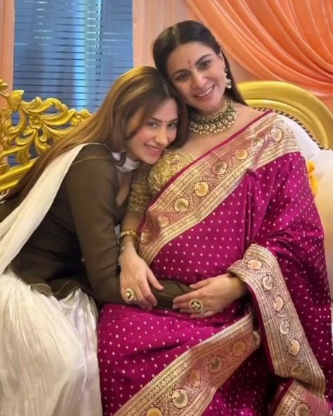 'Kundali Bhagya' fame, Shraddhya Arya danced her heart out in her baby shower. She exuded pregnancy glow decked in a traditional pink saree as her husband, Rahul hyped her up. #shraddhaarya #shraddhaaryafans #kundalibhagya #babyshower #pregnancyglow #pregnant #pregnancy #mommytobe #tvactress #televisionactress Pregnant Saree, Pink Saree, Entertainment News, Saree, Entertainment, Actresses, Baby Shower, Shower, Pink