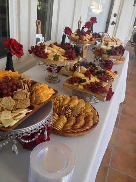 Cheese and cracker display. Wedding appetizers. Red flowers Reception Appetizers, Wedding Cheese, Wedding Food Ideas, Appetizers Cheese, Wedding 101, Appetizers Table, Wedding Appetizers, Food Bars, Reception Food