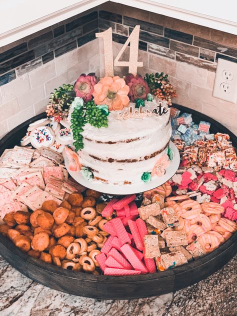 Icing Charcuterie Boards, Cookie Charcuterie Board Birthday, Cake Charcuterie Board, Cookie Dough Charcuterie Board, Birthday Cake Charcuterie Board, Charcuterie Cake Board, Charcuterie Cake Ideas, Birthday Snack Board Ideas, Preppy Charcuterie Board