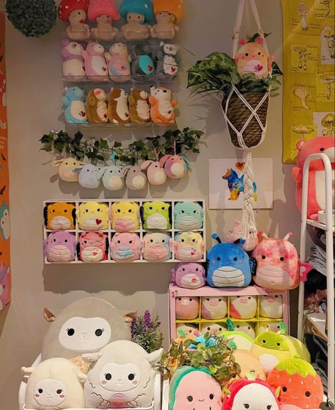 Plush Shelf Ideas, Squishmallows Shelf, Squishmallows Organization, Plush Collection Display, Squishmallow Net, Jellycat Display, Plushie Shelf, Plushie Storage, Squishmallow Room