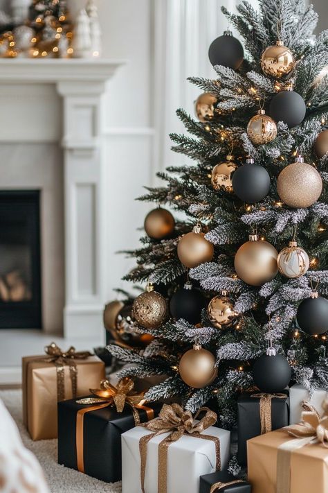 Xmas Tree Ideas 2024, Gold Xmas Tree Decorations, Black And White Christmas Tree Decor, Glam Christmas Tree Ideas, Traditional Christmas Tree Decor Ideas, Traditional Christmas Decor Ideas, Modern Christmas Tree Decor, Themed Christmas Tree Ideas, Black White And Gold Christmas