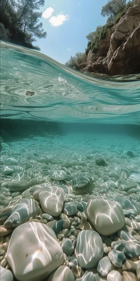 Under The Water Wallpaper, Half Under Water Photography, Half Underwater Photography, Under Water Aesthetic, Under Water Wallpaper, Under Water Photography, Half Underwater, Freezing Water, Frozen Bubbles