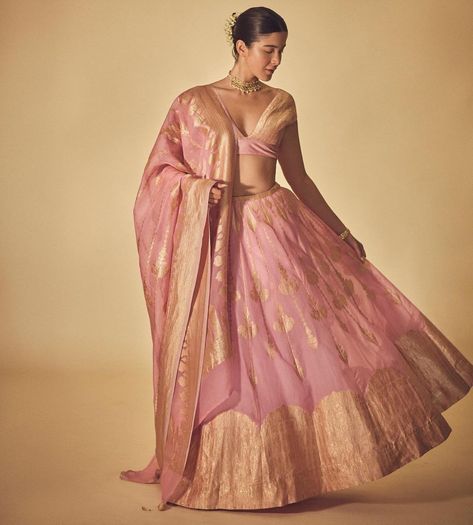 Shanaya’s style also includes a touch of elegance. Seen in a bubblegum pink Banarasi lehenga, she effortlessly blended tradition with chicness, completing the look with minimal makeup and a sleek hairdo. Pink Banarasi Lehenga, Shanaya Kapoor, Golden Lehenga, White Lehenga, Elegant Jacket, Minimal Makeup, Traditional Indian Outfits, Bridesmaid Style, Indian Outfit