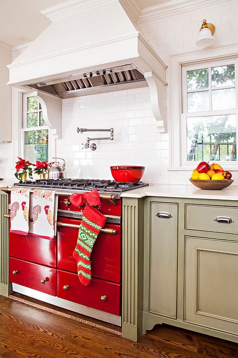 red oven and red accents in kitchen for christmas Red Kitchen Cabinets, Holiday Cookies Decorated, Red Kitchen Decor, Kitchen Christmas, Smitten Kitchen, Christmas Kitchen Decor, Red Kitchen, Luxury Kitchens, White Kitchen Cabinets