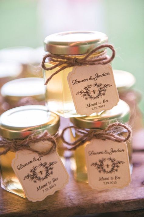 super cute jars of honey as wedding favors for the guests #weddingfavor #honey #weddingchicks http://www.weddingchicks.com/2014/01/24/pinterest-inspired-vintage-wedding/ Honey Jar Favors, Wedding Favour Jars, Honey Favors, Vintage Wedding Favors, Honey Wedding Favors, Honey Wedding, Wedding Favors And Gifts, Wedding Giveaways, Wedding Favors Cheap