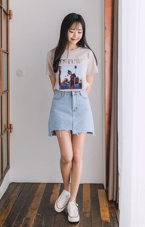 [ENVYLOOK] GESTURE GRAPHIC PRINT COTTON T-SHIRT Denim Short Skirt Outfit, Korean Spring Outfits, White Tops Outfit, Short Skirts Outfits, Beautiful Casual Dresses, Sneakers Fashion Outfits, Korean Casual Outfits, Denim Skirt Outfits, Oufits Casual