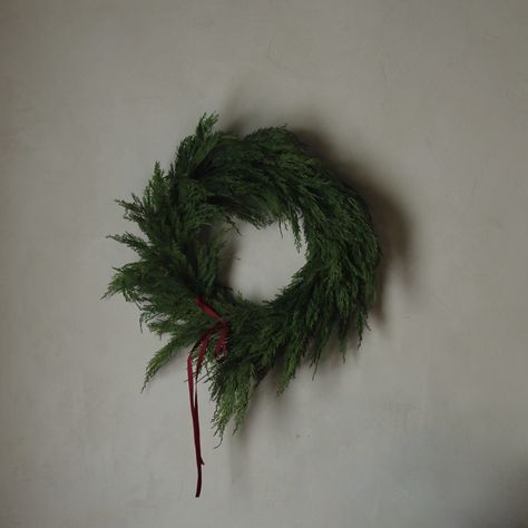 Cedar Wreath, Minimal Christmas, Christmas Interiors, Xmas Wreaths, Christmas Inspo, Chic Christmas, Christmas Mood, Christmas Love, Beautiful Wreath