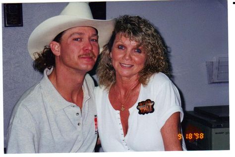 Garth Brooks And Trisha Yearwood, Texas Hold Em Dance, Tracy Austin, Tracy Lawrence Shirts, Patsy Cline And Loretta Lynn, Tracy Lawrence, Garth Brooks Concert, Back Stage, Cowboy Images