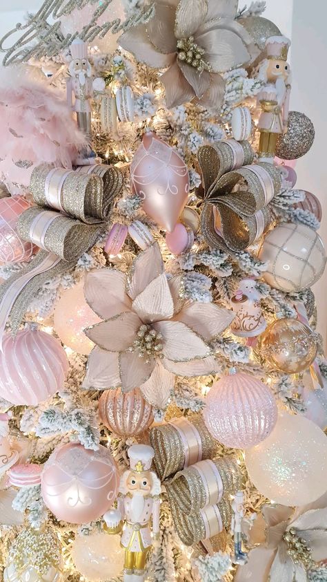 Instagram Pink And Gold Christmas Decor, Christmas Tree 2022, Christmas Tree Colour Scheme, Grey Christmas Tree, Christmas Tree Inspo, Tree Inspiration, Gold Christmas Decorations, Pink Christmas Decorations, Christmas Pink