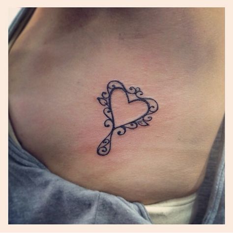 #tattoo #mirror #frame #cute #heart #sisterstattoo #tatuagem #espelho Heart Mirror Tattoo, Tattoo Mirror, Chin Lift, Mirror Tattoo, Mirror Tattoos, Sisters Tattoo, Chic Tattoo, Heart Mirror, Handheld Mirror