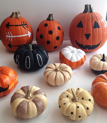 Mini Pumpkin Designs, Mini Pumpkin Design, Painting Tiny Pumpkins, Mini Pumpkin Painting Ideas Halloween, Mini Pumpkin Crafts, Small Pumpkin Decorating Ideas, Mini Pumpkin Decorating Ideas, Tiny Pumpkin Painting, Mini Pumpkin Decorating