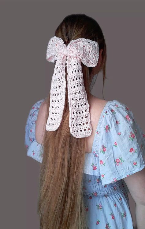 Crochet Delicate Ribbon Bow Free Pattern Vintage Hair Bows, Easy Hair Bows, Crochet Bow Pattern, Feminine Crochet, Crochet Hair Bows, Cottagecore Crochet, Crochet Hairband, Crochet Bow, Elegant Crochet